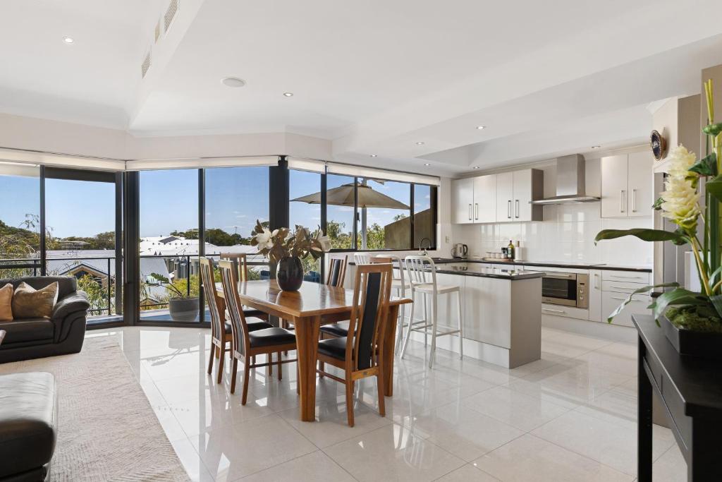 a kitchen and dining room with a table and chairs at Walk to the Mandurah Foreshore & Marina in Mandurah