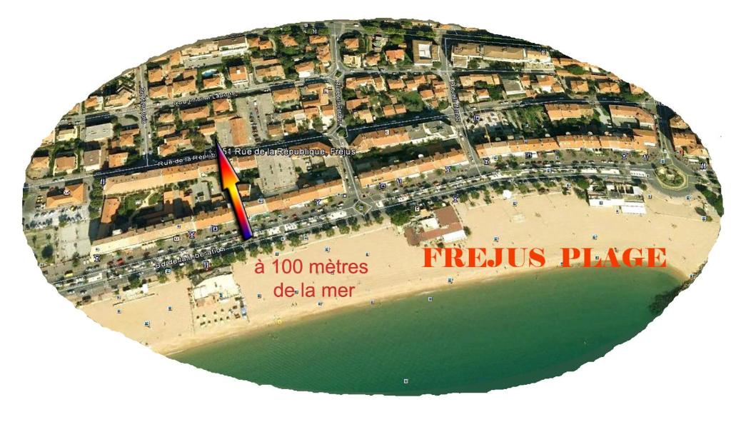 una vista aérea de una isla tropical con un metro en Ia Ora Na, en Fréjus
