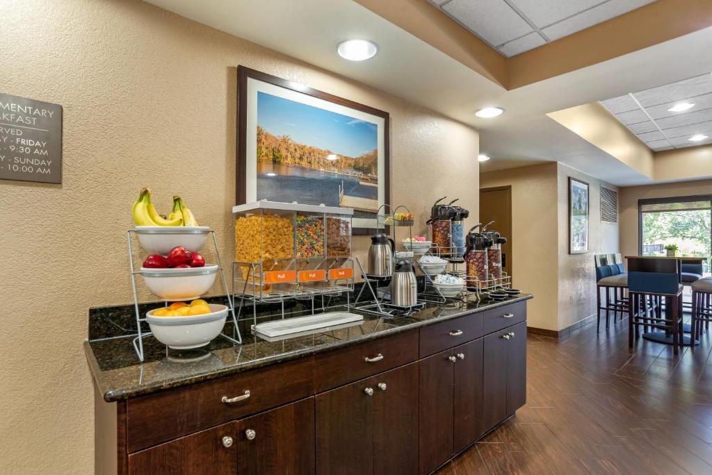 Comfort Suites Tallahassee Capitol - University Area photo