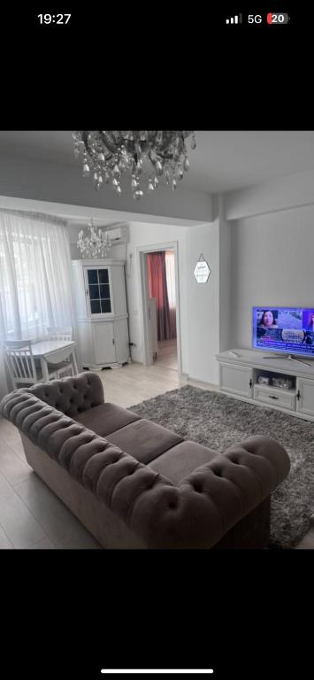 a living room with a couch and a tv at Expo Copou in Iaşi