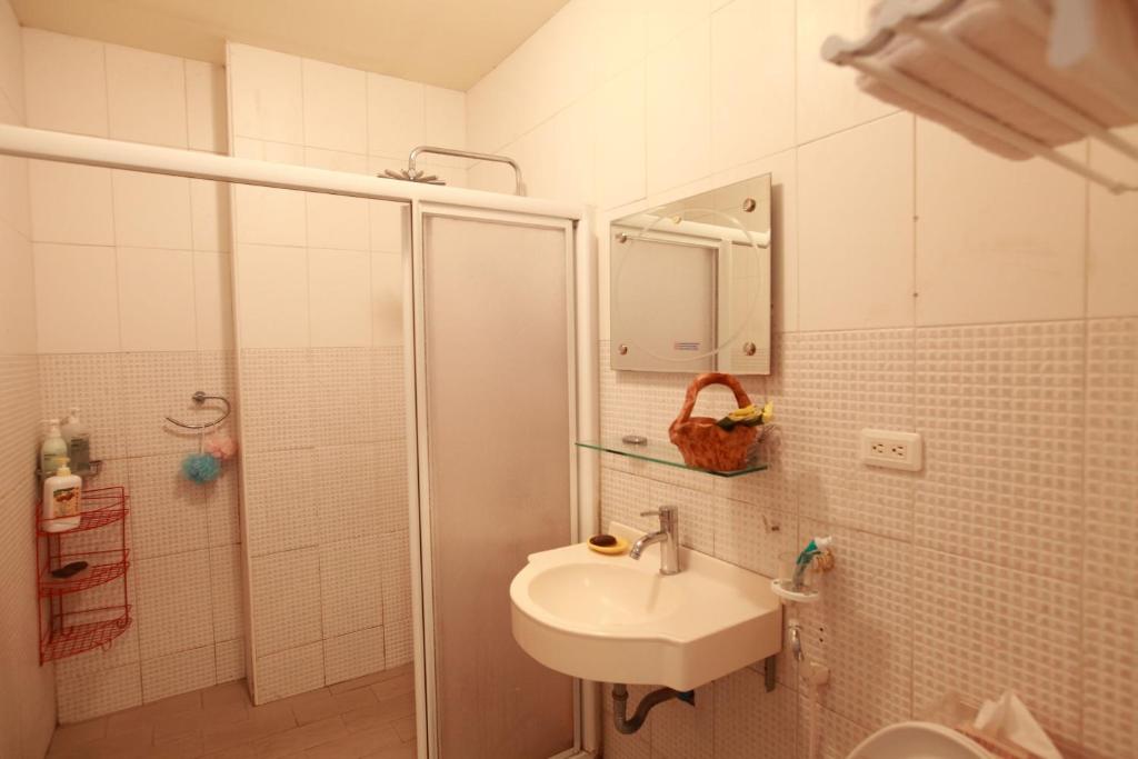 Phòng tắm tại 5 Loaves 2 Fish B&B