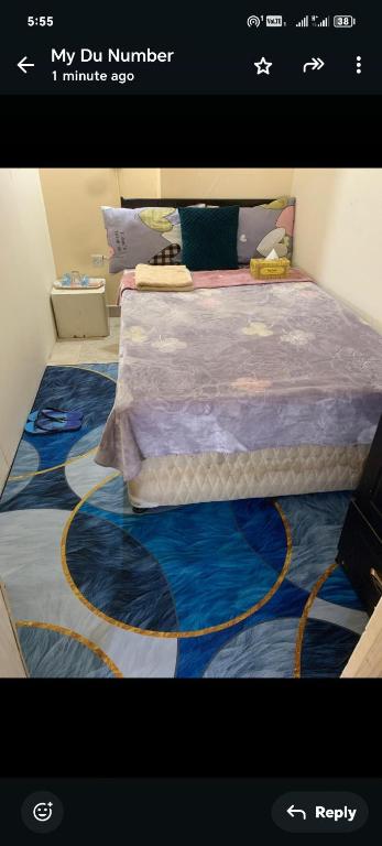 una foto di una camera da letto con un letto di Adex Cool Apartment a Abu Dhabi