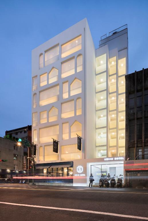 台北二十轮旅店大安馆的街边的一栋高大的白色建筑