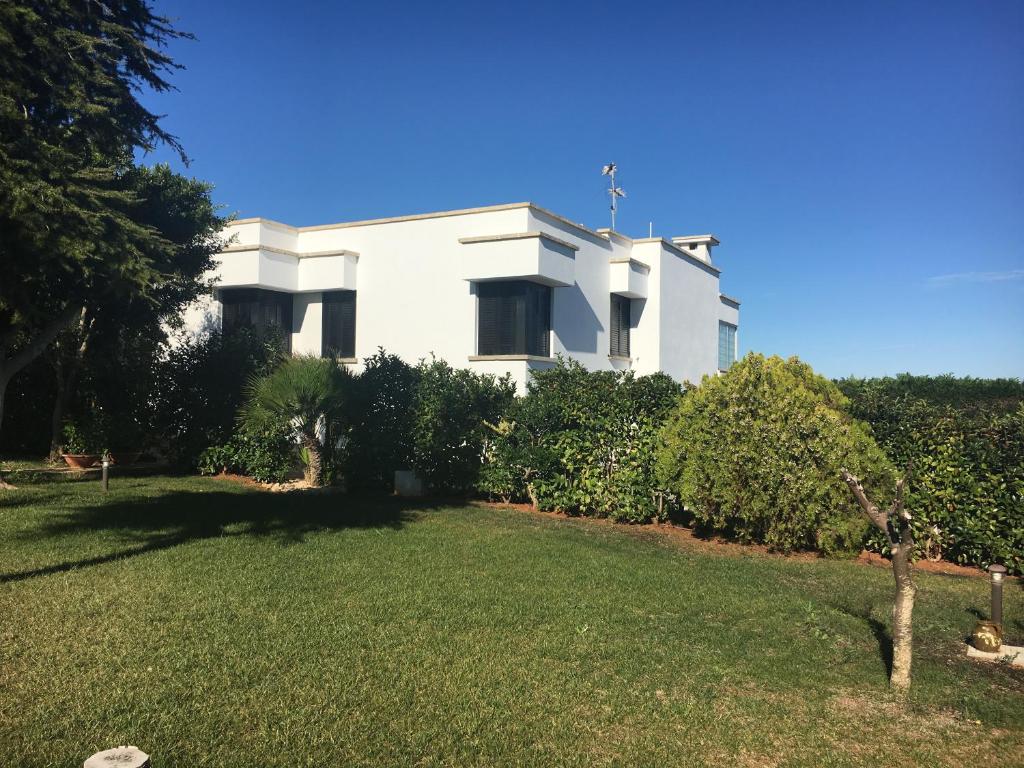 una casa blanca con patio en Villa Carmen, en Castrignano del Capo