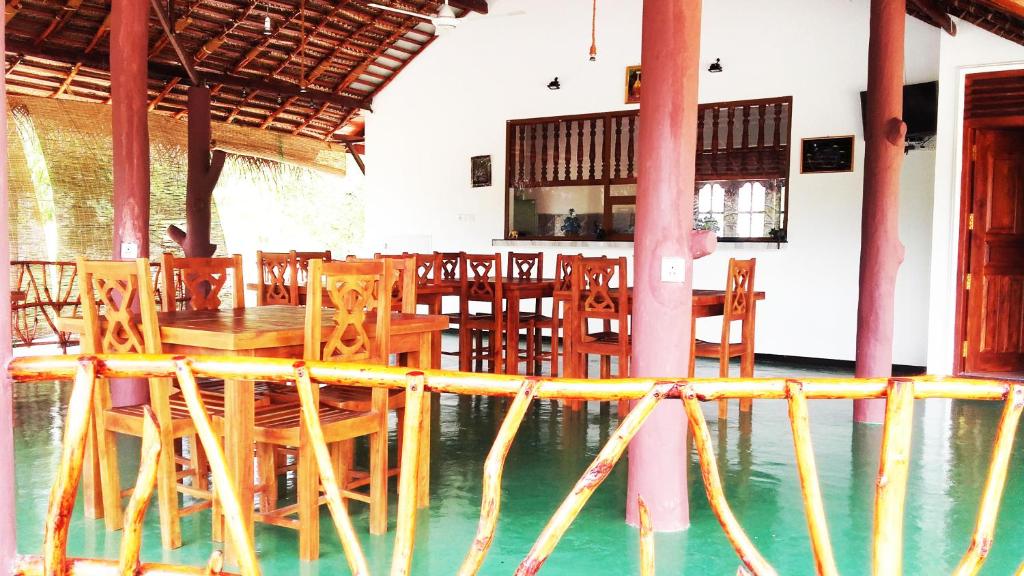 Bazén v ubytování Pearl Cave Cabanas & Resturant nebo v jeho okolí