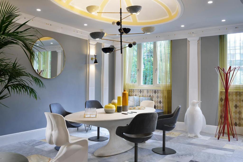 a dining room with a white table and chairs at Residenza delle Città in Milan