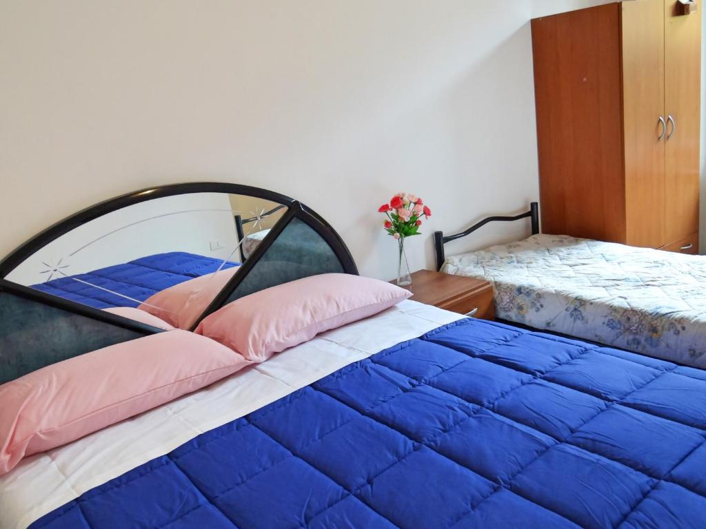 sypialnia z łóżkiem z niebieską kołdrą w obiekcie Sweet Stay Home w Rzymie