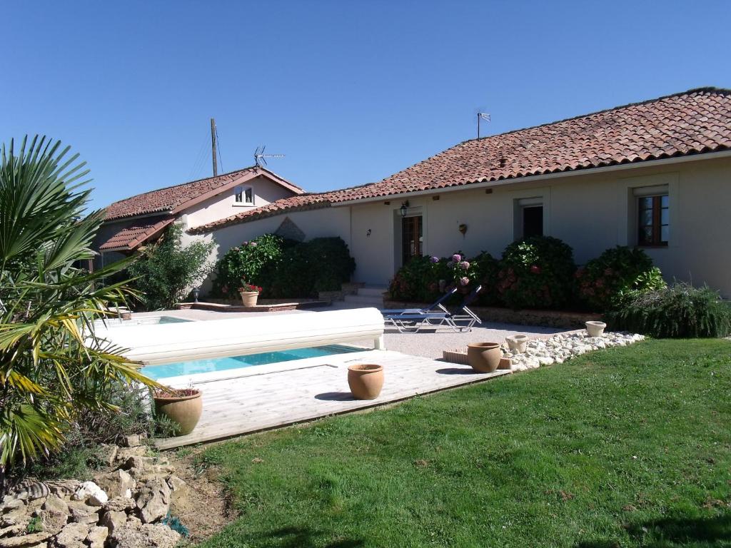 a house with a swimming pool in the yard at Gîte de Maurin campagne in Marguestau