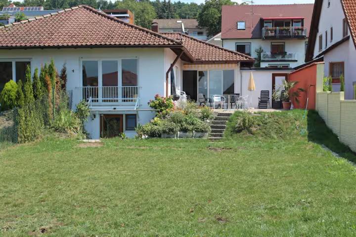 a white house with a yard with a yard at Casa Calvin in Unteruhldingen