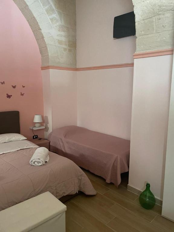 a bedroom with two beds in a room at Casa vacanze da Savio in Trani