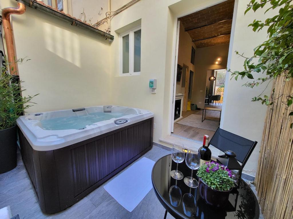 Courtyard Jacuzzi and Private Patio