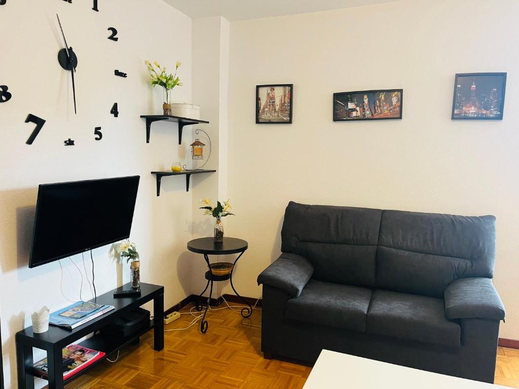 a living room with a couch and a tv at Apartamento en Colombres in Colombres