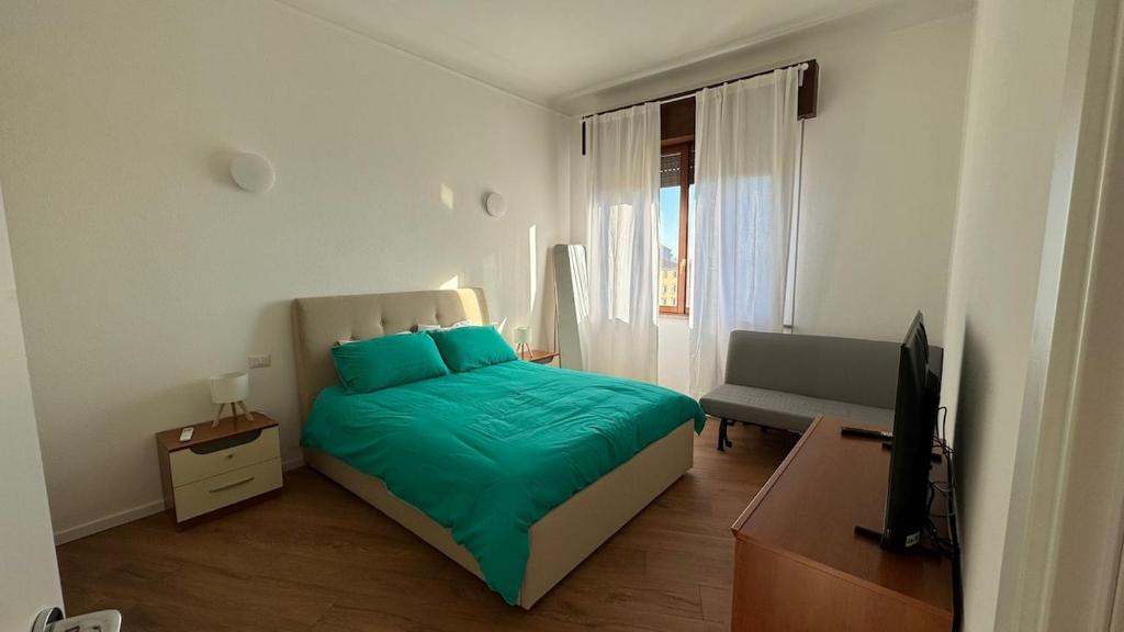 Modern and bright two-room apartment above the M3 metro