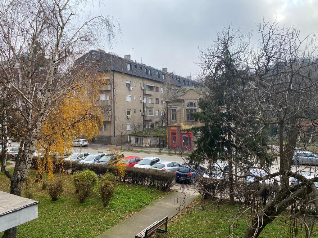 a group of cars parked in a parking lot at Apartman Titi in Smederevo