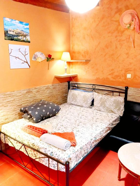 a bedroom with a bed in a room at Το Μικρό Σπίτι στη Φάρμα! in Acharnes