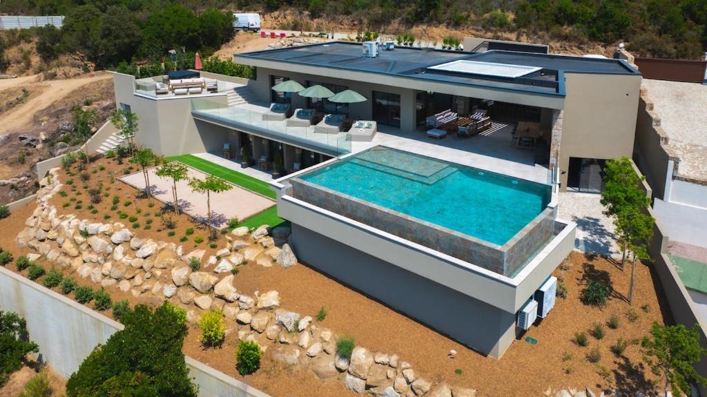 an aerial view of a house with a swimming pool at Villa A Pinnata in Albitreccia