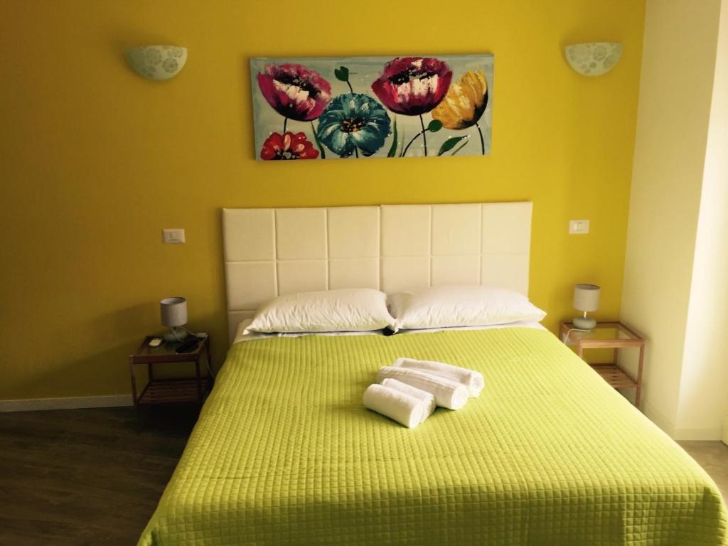 1 dormitorio con 1 cama con 2 toallas en Affittacamere Roma Tiburtina, en Roma
