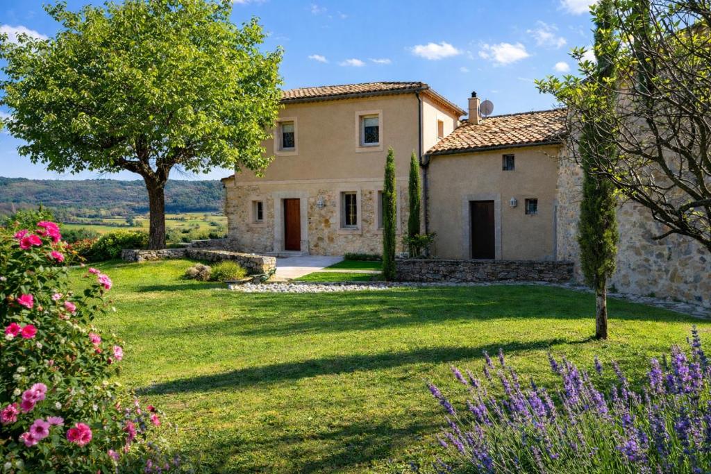 an exterior view of a villa with a garden at La Grange Blanche in Sault-de-Vaucluse