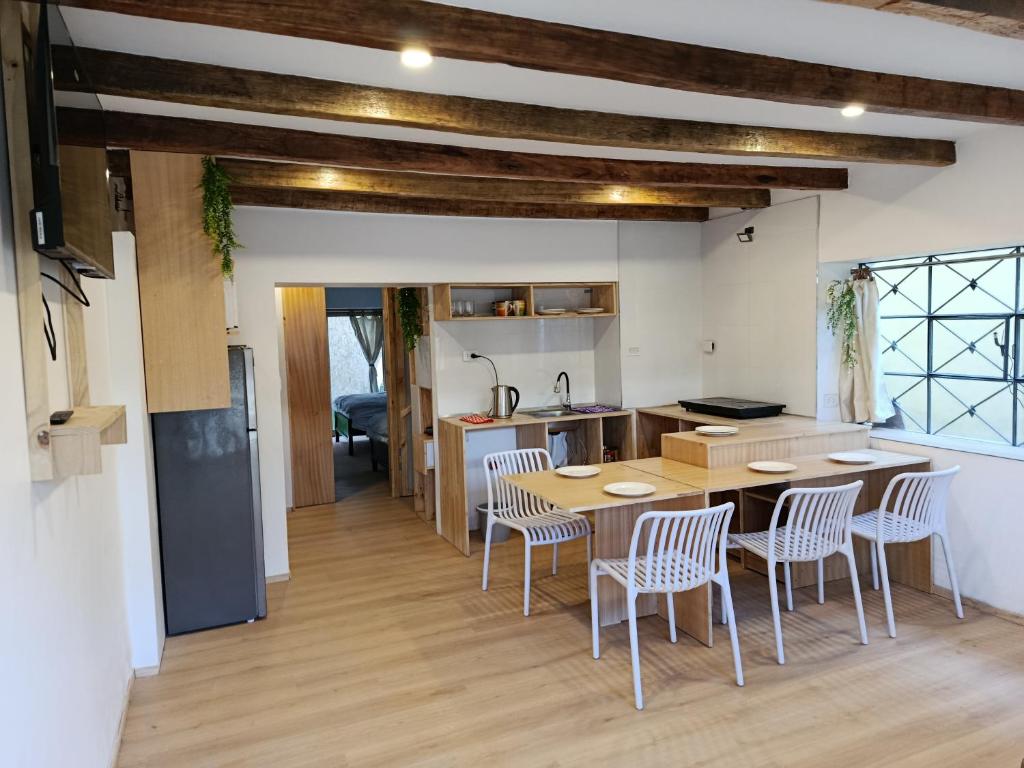 a kitchen and dining room with a table and chairs at Cálido apartamento in Puno