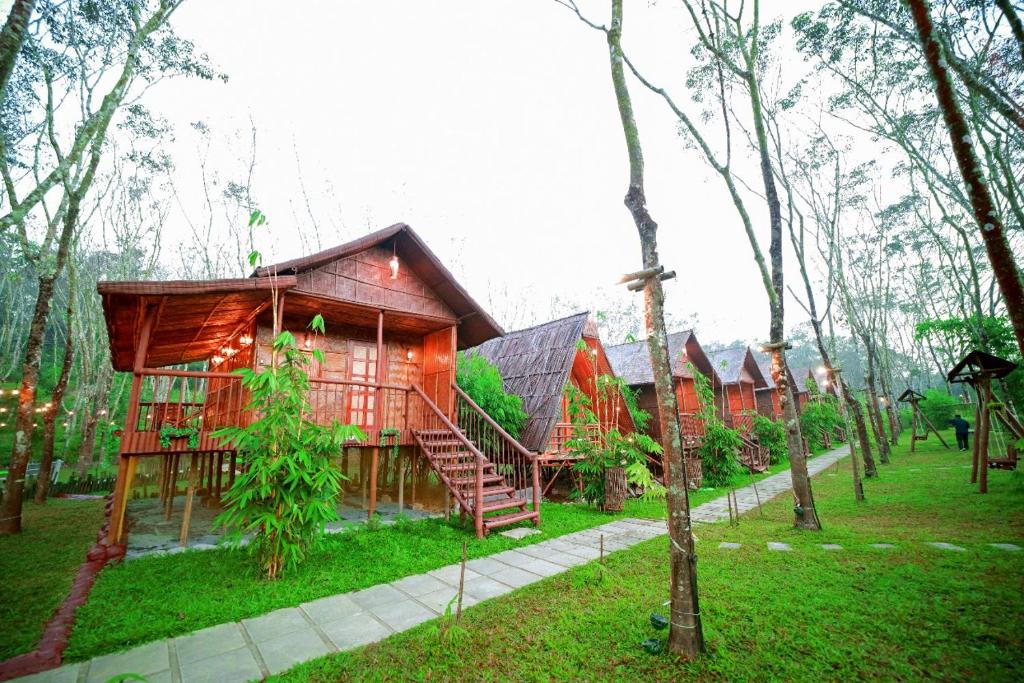 a small cabin in the middle of a forest at Bali Bamboo Resort in Padinjarathara
