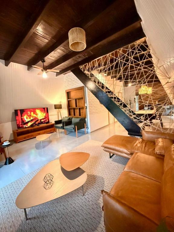 a living room with a couch and a tv at Cabana Eucalipto in Itatiaia