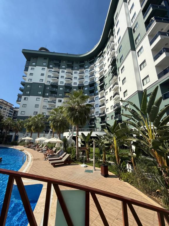 a hotel with a pool and a large building at Serenity Residence in Alanya