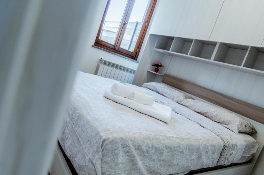 a bedroom with a bed with two towels on it at Tabor Garden near Lake Maggiore by Kibilù Affitti Brevi in Golasecca