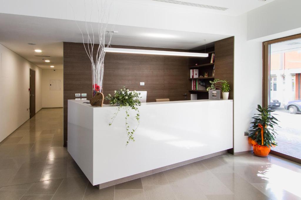 un vestíbulo de oficina con recepción blanca en Albergo Al Tarcentino, en Tarcento