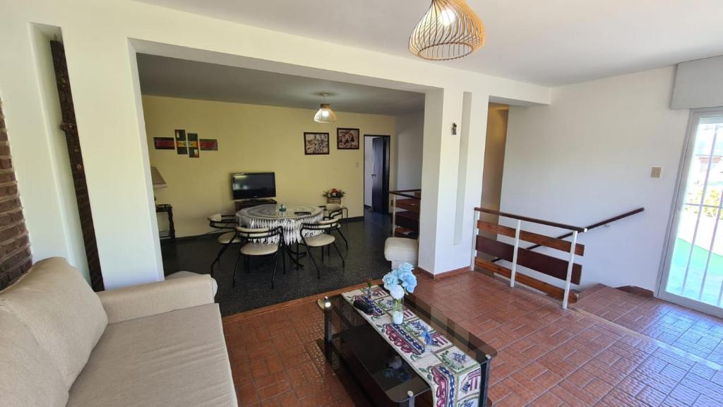 a living room with a couch and a table at El Tesoro Cordobés in Córdoba