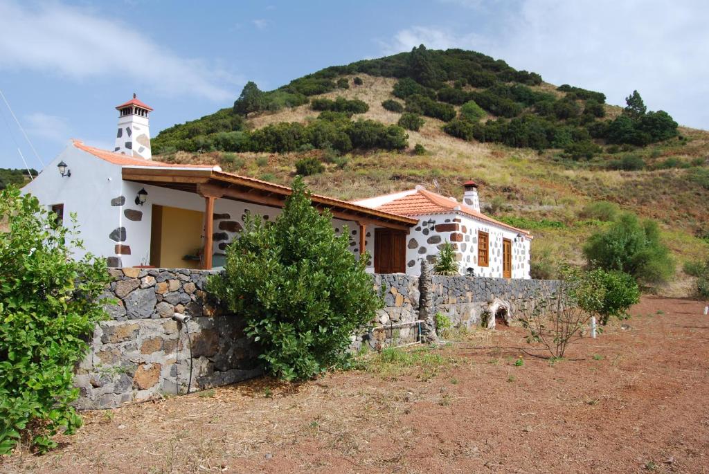 a white house with a hill in the background at Casa Rural Las Llanadas in Garafía