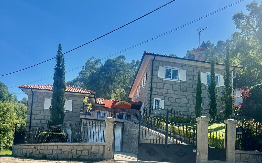 a house with a fence in front of it at Casa do Cabo Alto in Areal