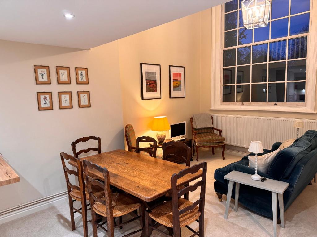 Unique garden flat in converted chapel - Hungerford - One-Bedroom Apartment
