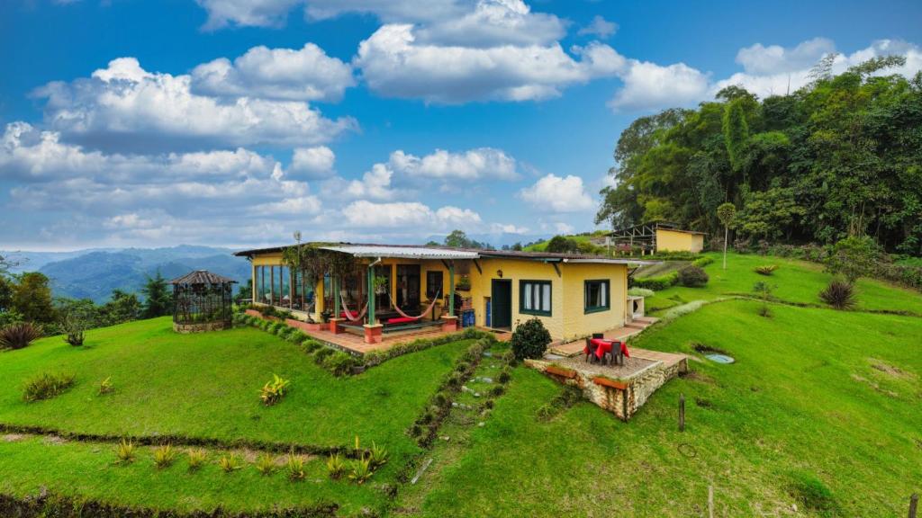 a house on a hill with a green field at finca la sultana in Salento