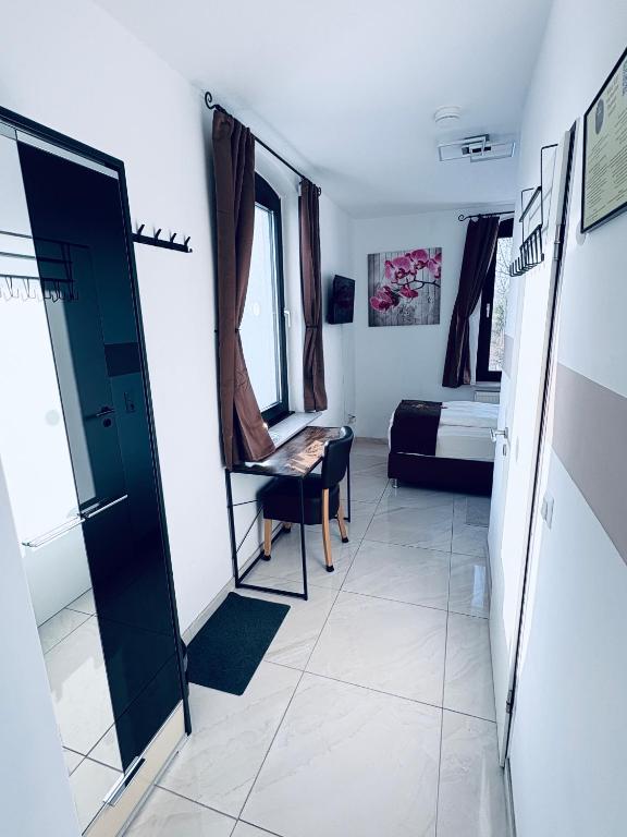 Hotel Royal - Single Room With Bathroom