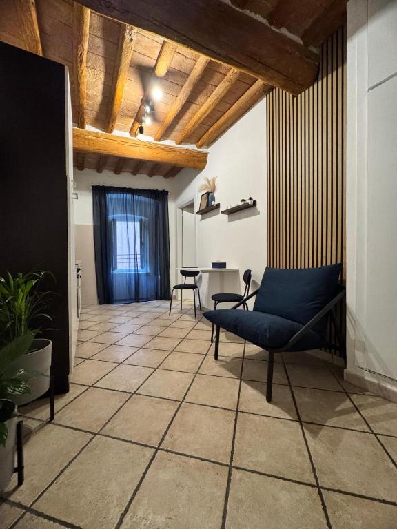 a living room with a couch and a table at A Casa di Diego - Appartamento nel cuore della Toscana in Poggibonsi