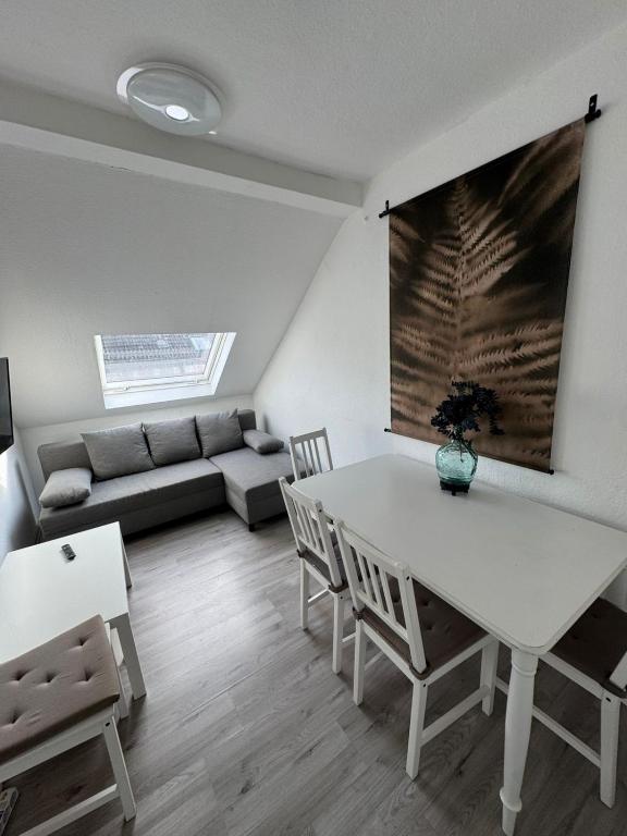 a living room with a white table and a couch at Monteurwohnung Krefeld WorkStay in Krefeld