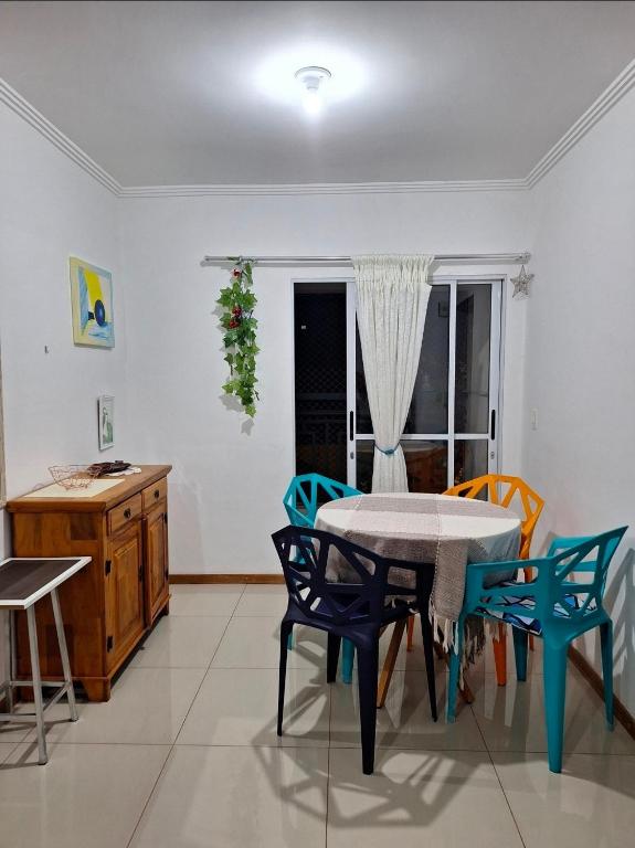 a dining room with a table and chairs at Refúgio das montanhas - Centro in Poços de Caldas
