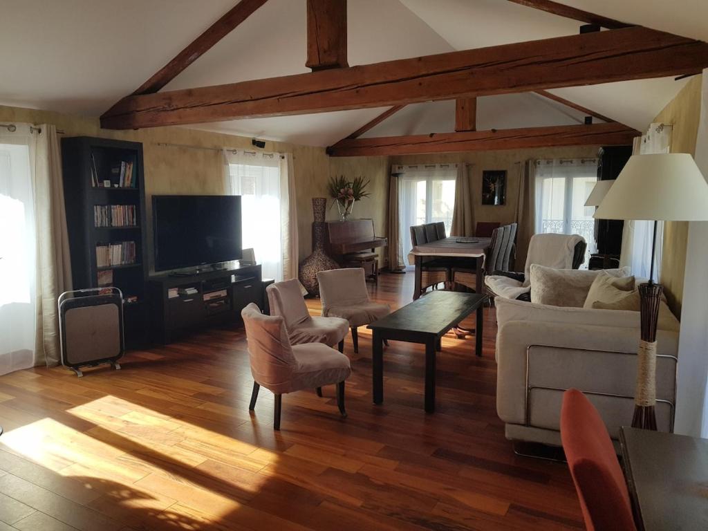 a living room with a white couch and chairs at Duplex T4 Sempre Endavant in Vernet-les-Bains