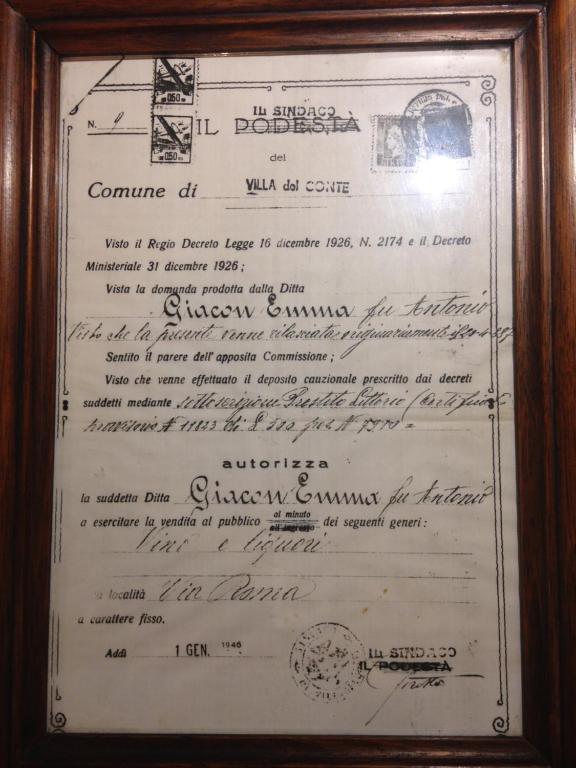 una imagen de un documento en un marco de madera en Hotel Pizzeria Ristorante "Al Leone" en Villa del Conte