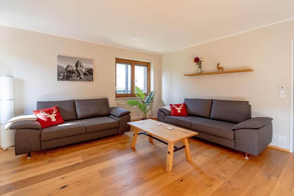 a living room with two couches and a coffee table at Gipfelblick in Rettenberg