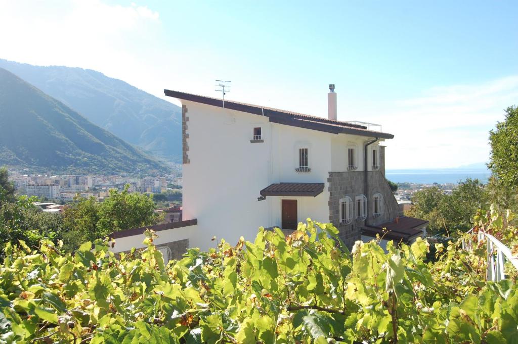 uma casa branca no topo de uma montanha em Monticelli Mansion em Casola di Napoli