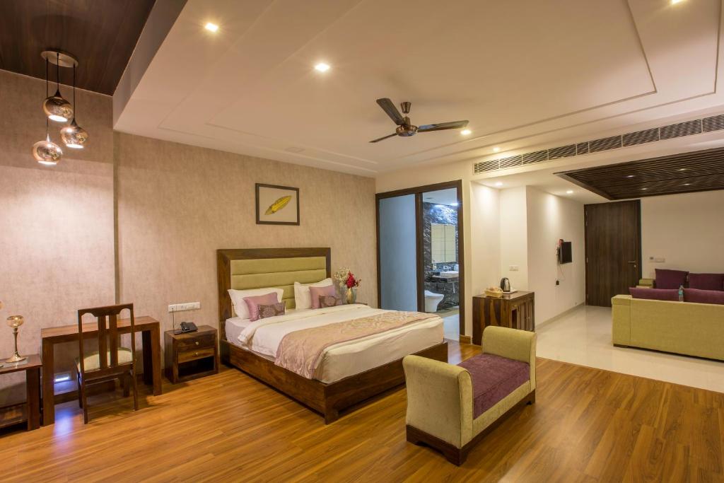 Postel nebo postele na pokoji v ubytování Brahma Horizon Hotel & Spa - Pushkar