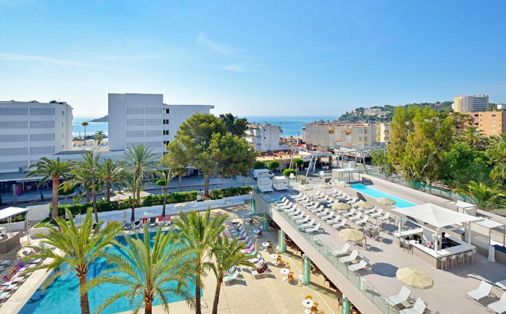 een luchtzicht op een resort met een zwembad bij Sol House The Studio - Calviá Beach - Adults Only in Magaluf