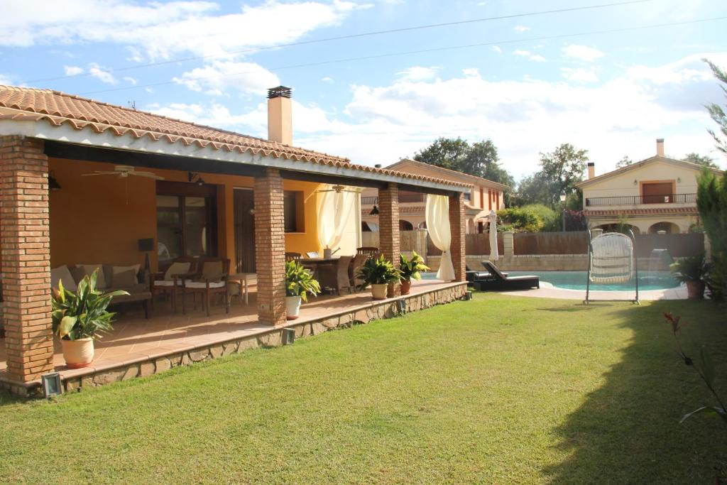 uma casa com um quintal com uma piscina em Villa Sierra de Gata em Santibáñez el Alto