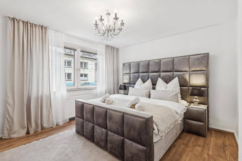 a bedroom with a large bed with a large headboard at Design-Apartment in Rüttenscheid, Kulturlage & Top-Anbindung in Essen