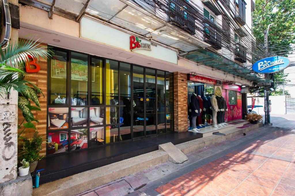 a store front with a lot of windows at BB House Phra Athit บีบี เฮ้าส์ พระอาทิตย์ in Bangkok