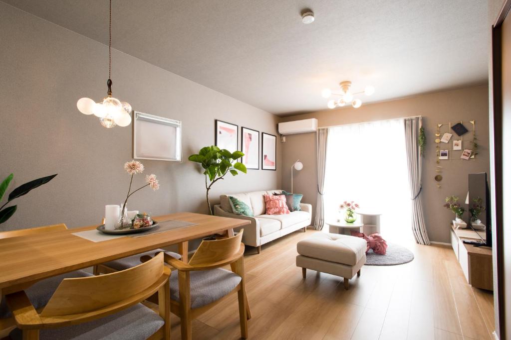 a living room with a table and a couch at 巡り宿丸亀-最大9名 in Marugame