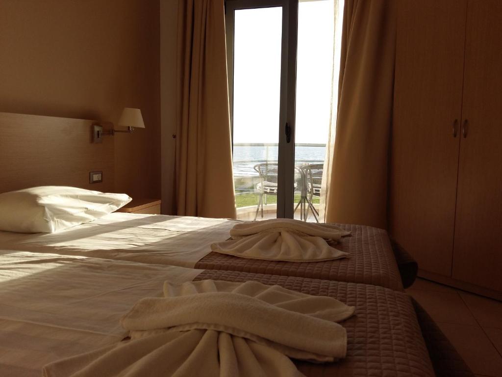 Postel nebo postele na pokoji v ubytování Ostria Hotel Kakovatos Beach