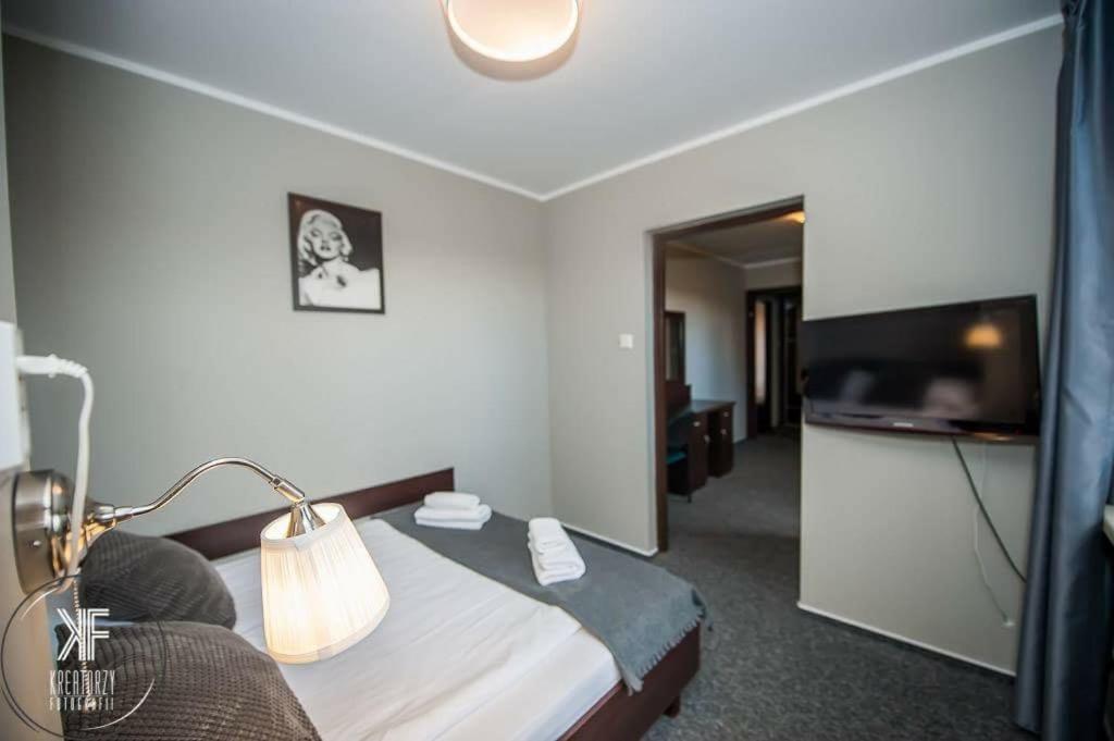 Televízia a/alebo spoločenská miestnosť v ubytovaní Hotel Otomin
