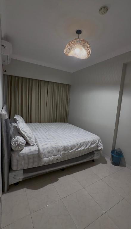 a bedroom with a bed in a room at Apartment In Central Jakarta in Jakarta